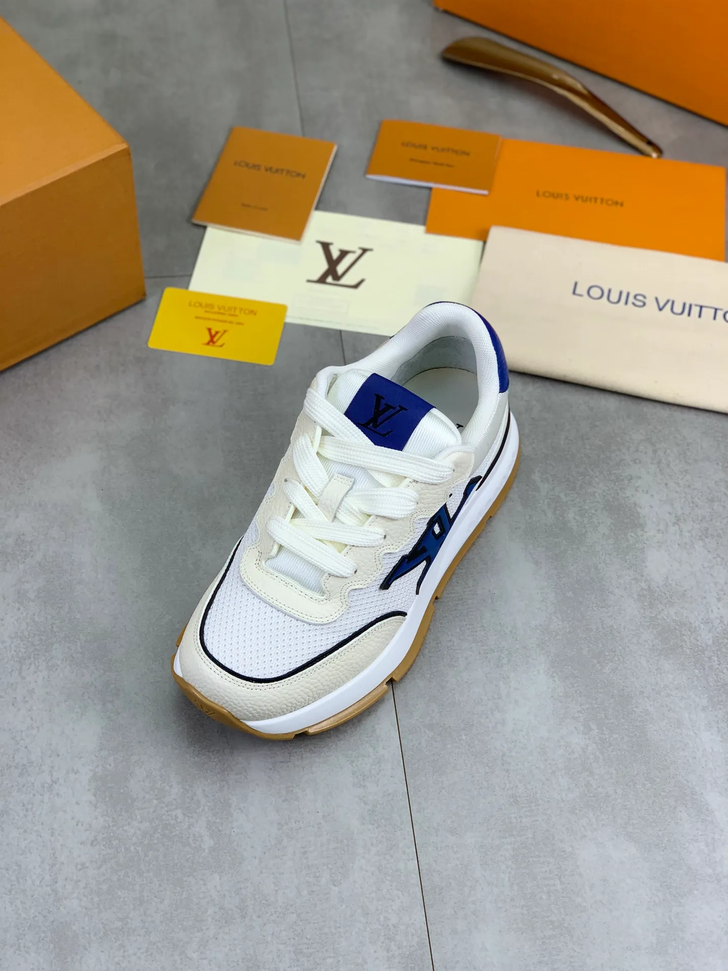 Factory price P700 💶 Top version [LOUIS VUITTON] Couple 🧑‍🤝‍🧑 Craftsman style Counter series (original order) New style 🍀LV Louis Vuitton - top version LV classic high-top trendy shoes! Made of imported original craft calfskin, original breathable lining, and original wear-resistant, lightweight, high-end TPU outsole! High quality products! 4️⃣ colors available, size: female 35-39, male 39-44 (female 40, male 45 46 customized)